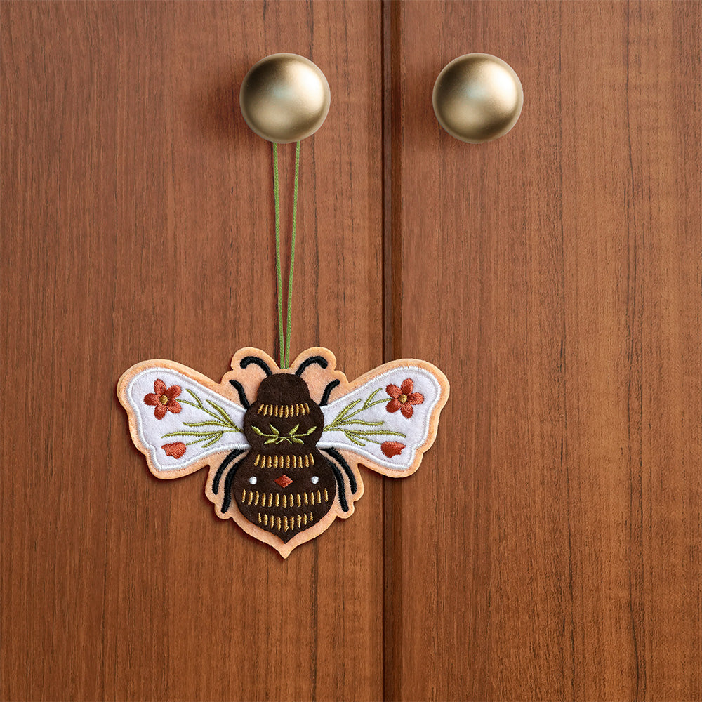 Botanical Bee HeartFelt Charm Card™